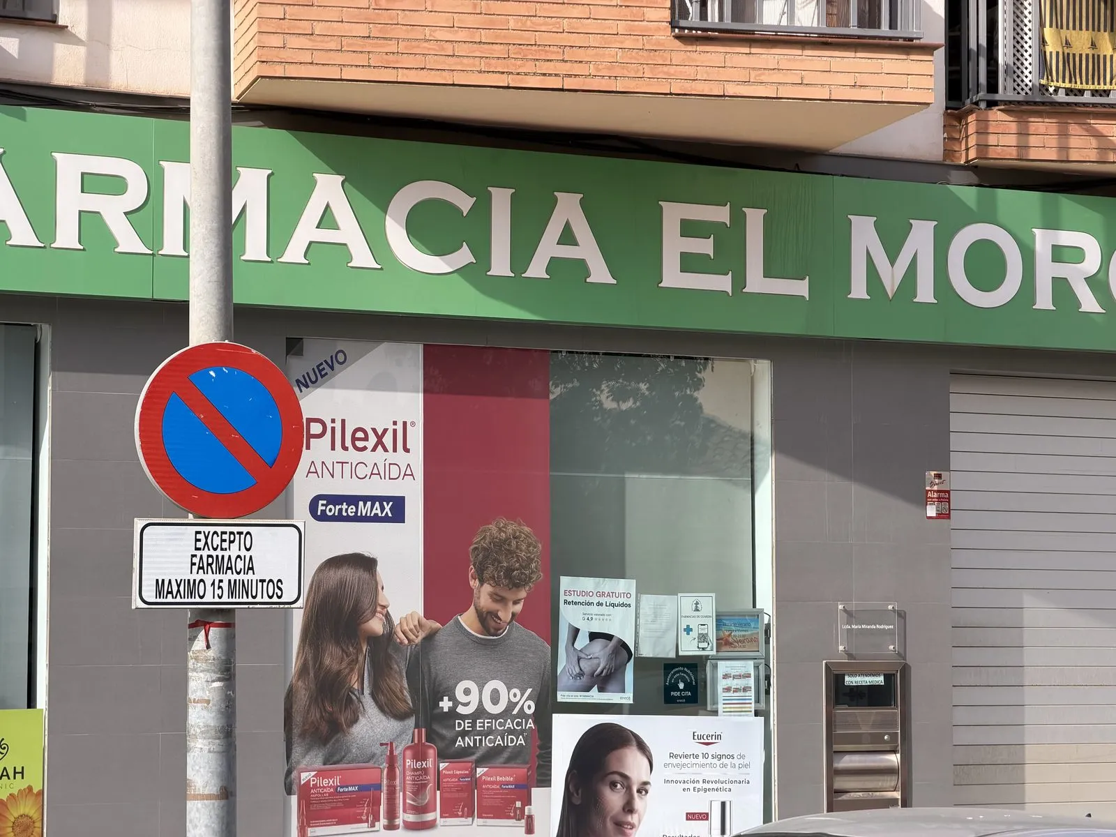 Señal de aparcamiento exclusivo para clientes de la Farmacia El Morche, máximo 15 minutos