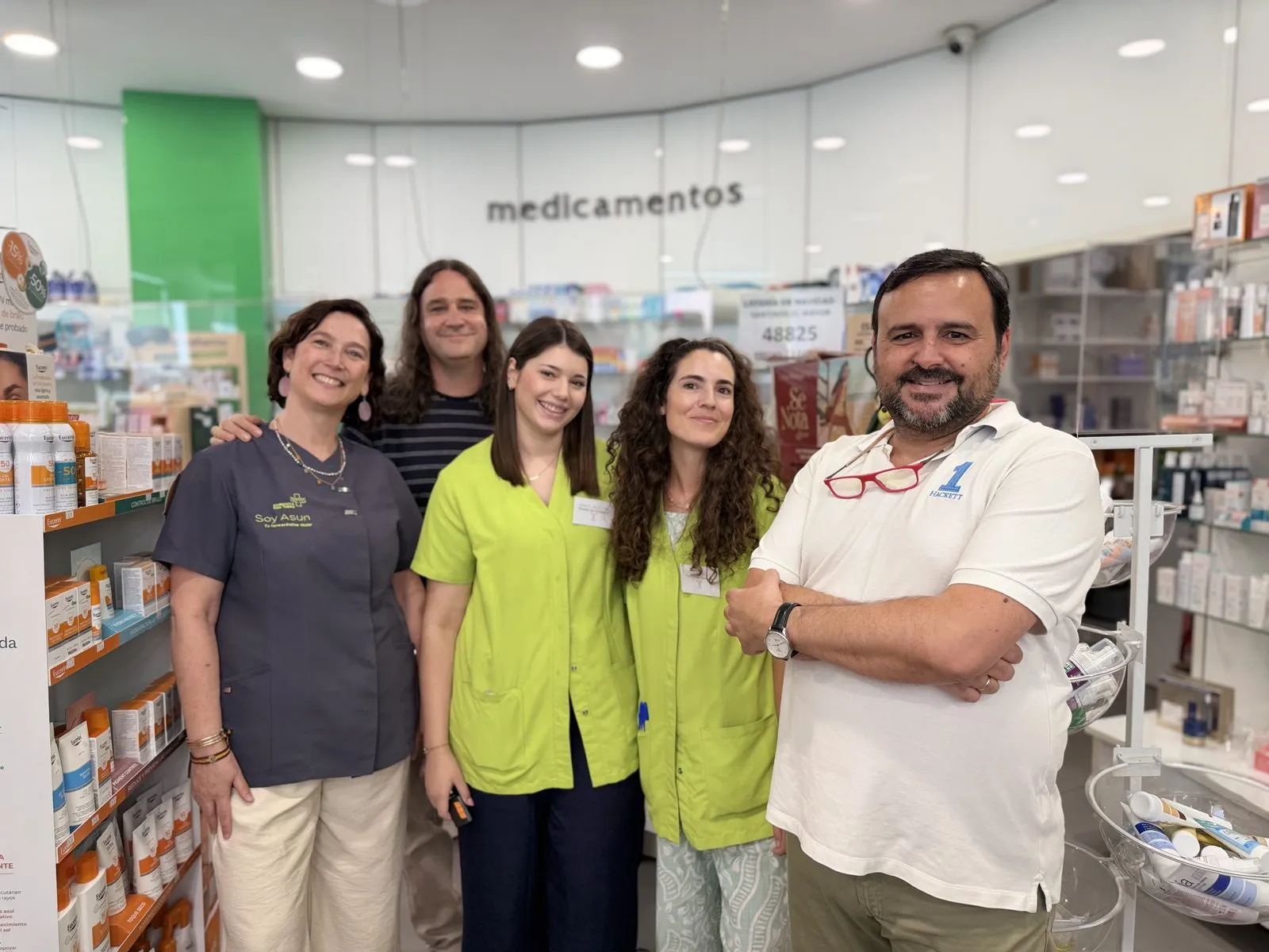 El equipo de la Farmacia El Morche en el mostrador de la farmacia, Torrox Costa