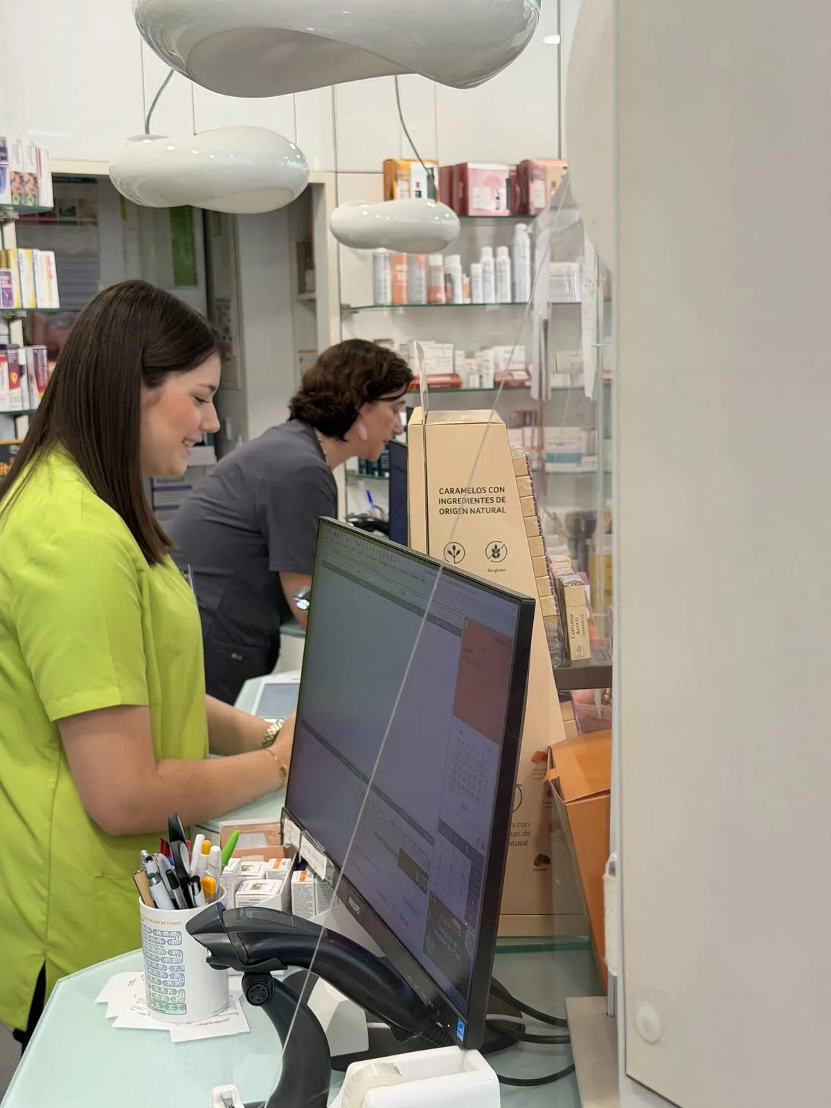 El equipo de la Farmacia El Morche dispensando en el mostrador